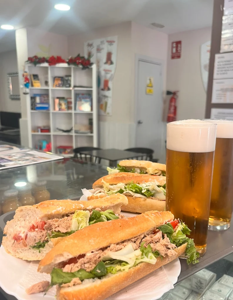 Bocadillos artesanos con ingredientes frescos