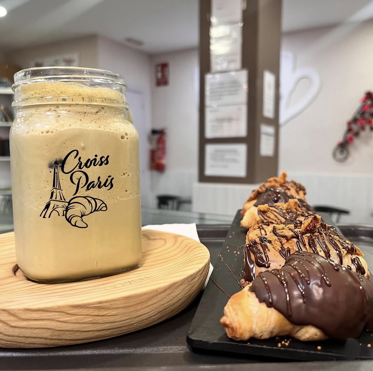 Café con leche en tarro Croiss Paris junto a cruasán relleno