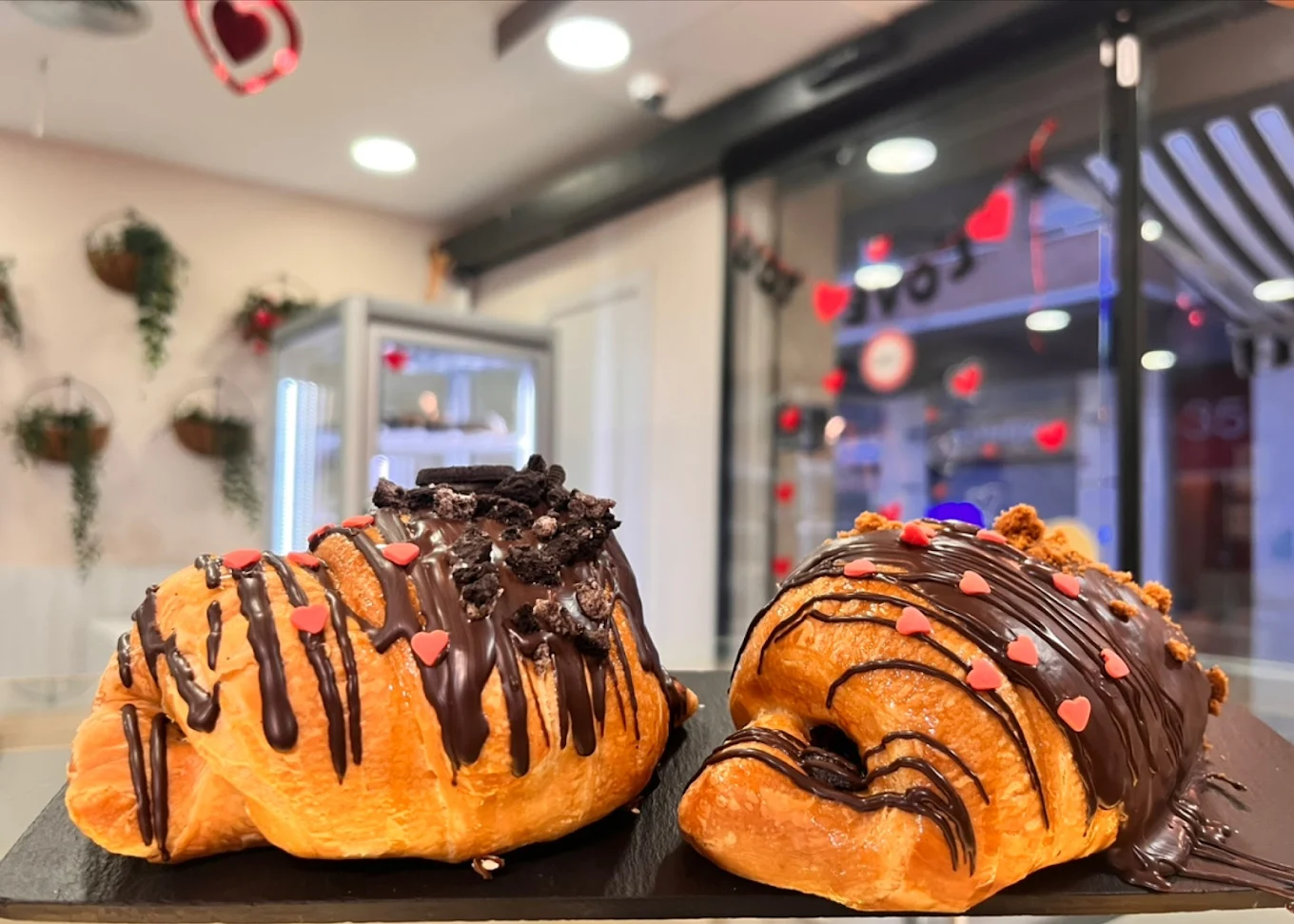 Cruasanes XXL de chocolate con Oreo y toppings en Croiss Paris Castelldefels