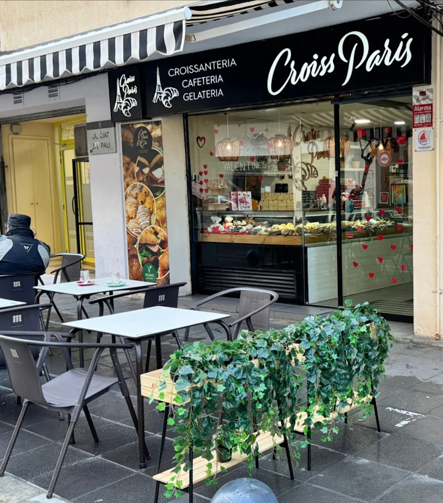 Fachada exterior de Croiss Paris en Carrer de l'Església