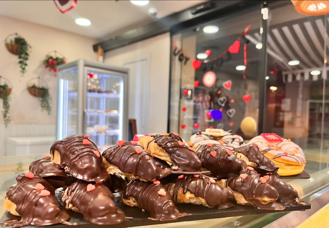 Mini cruasanes bañados en chocolate