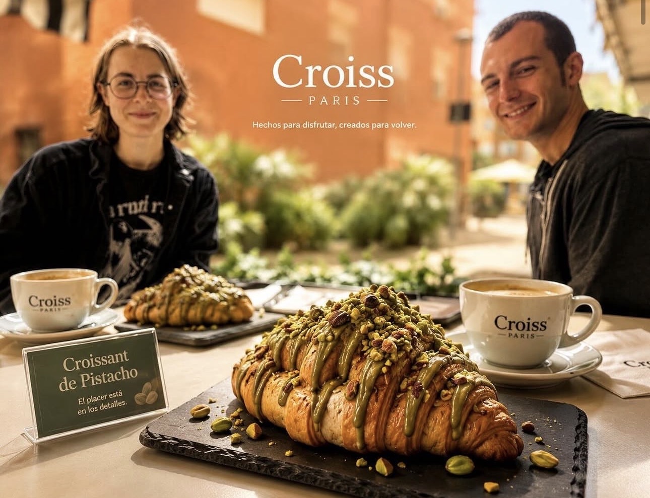 Cruasán XXL de pistacho de Croiss Paris con Carlos y Sandra