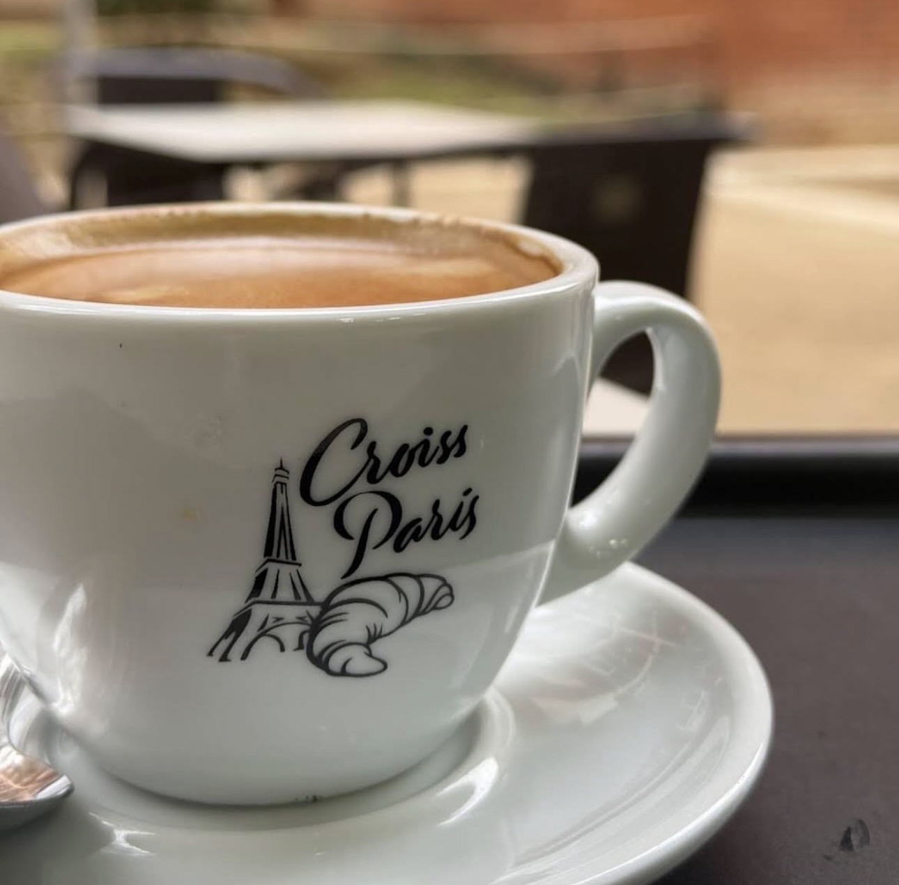Taza de café Croiss Paris en terraza